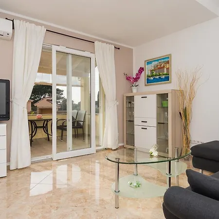 Apartment Flora Brodarica (Sibenik-Knin)