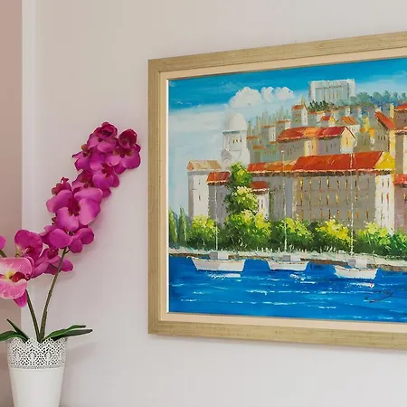 Flora Apartment