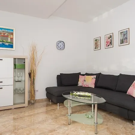 Flora Apartment