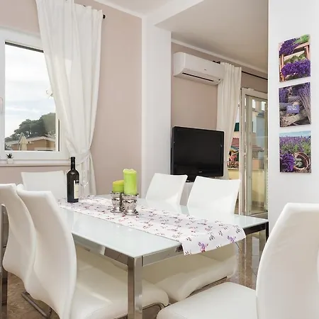 Flora Apartment *